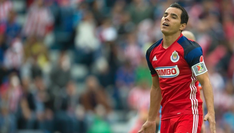 Omar Bravo durante un partido de Chivas