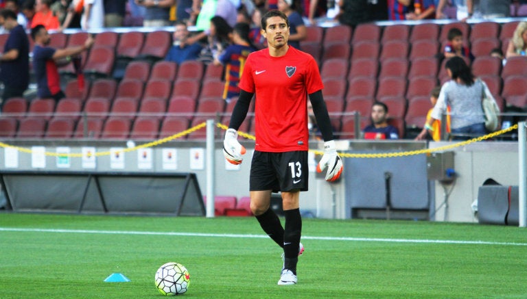 Guillermo Ochoa, en calentamiento con el Málaga