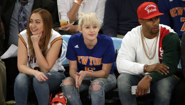 Miley Cyrus disfruta del juego entre Knicks y Cleveland 