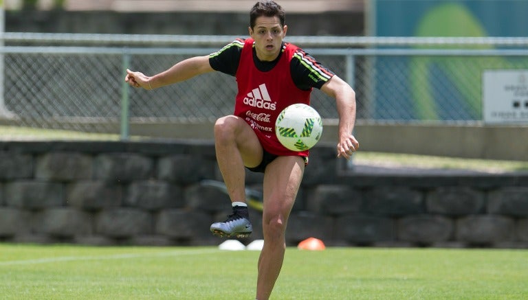 Chicharito entrenando en el CAR con el Tri