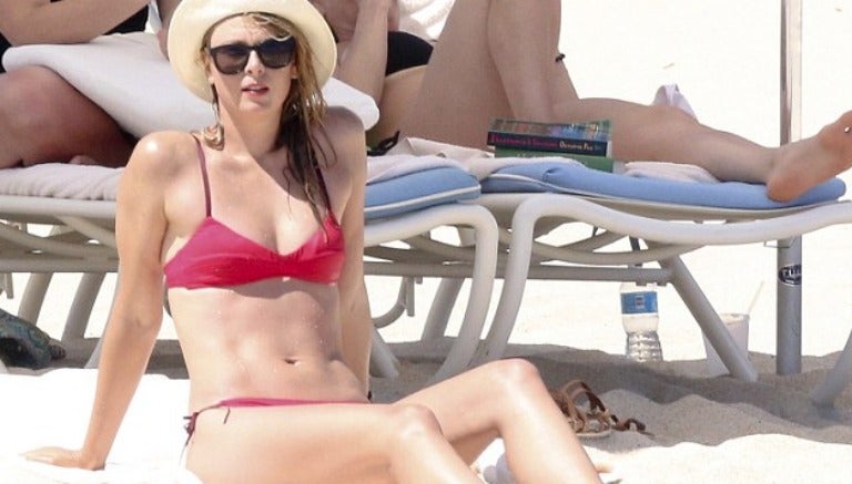 Maria Sharapova tomando en sol en Los Cabos