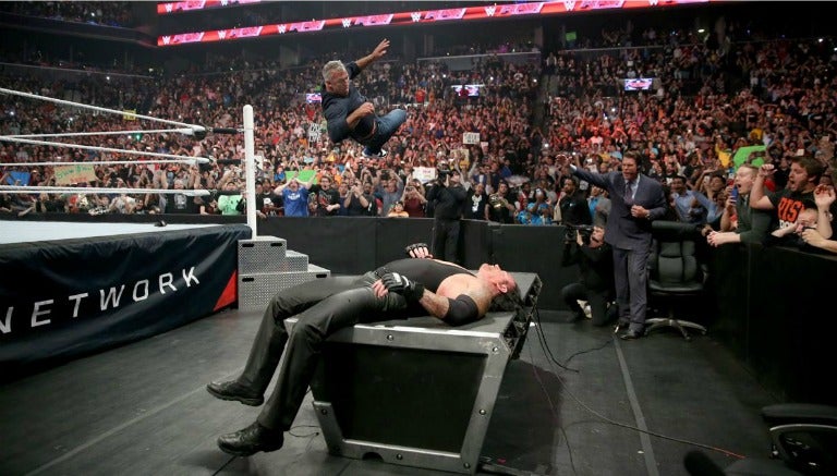 Shane McMahon se lanza sobre Undertaker