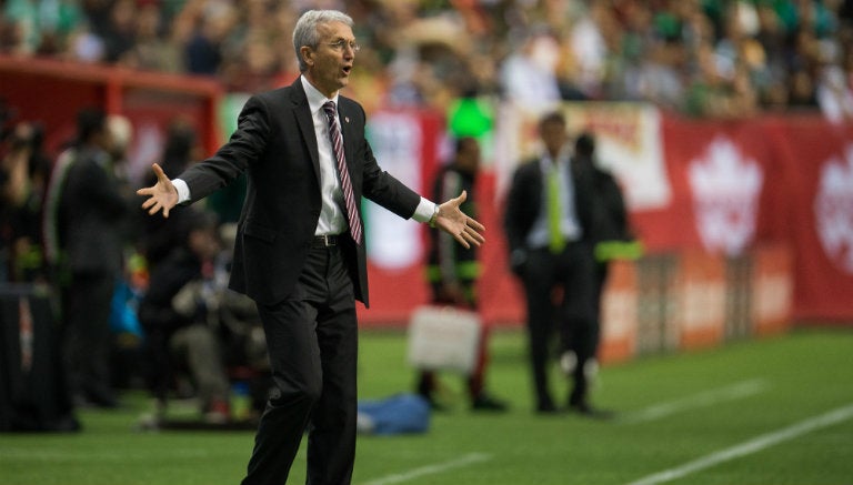 Benito Floro da indicaciones en partido de Canadá contra México