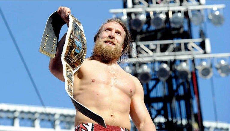 Daniel Bryan festeja con el campeonato Intercontinental