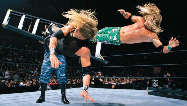 Edge y Christian dan patadas a uno de los Dudley