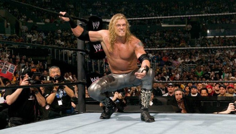 Edge durante la lucha en Wrestlemania 21