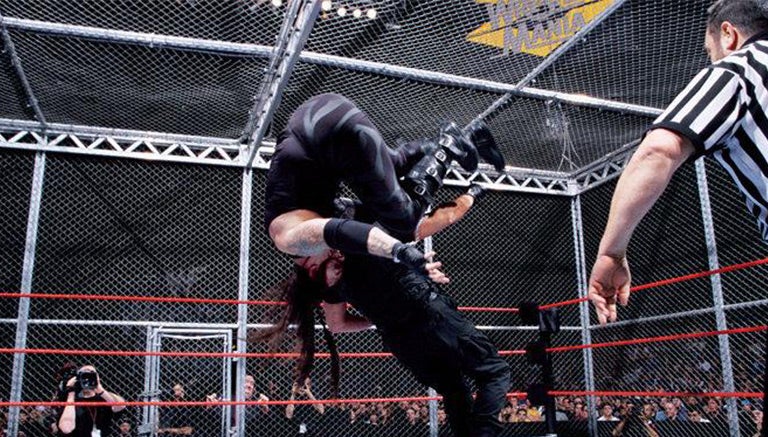 Undertaker le aplica un 'suplex' a Big Boss Man