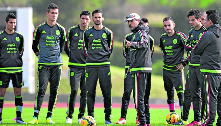 Potro da indicaciones a sus jugadores ´durante entrenamiento