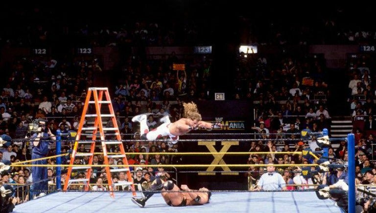 Shawn Michaels se lanza sobre Razor Ramon