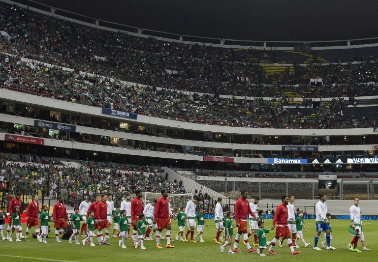 Momento en que la selecciones saltan al terreno de juego