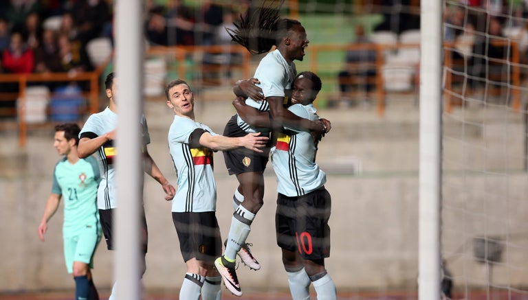 Hermanos Lukaku celebran el gol de Romelu