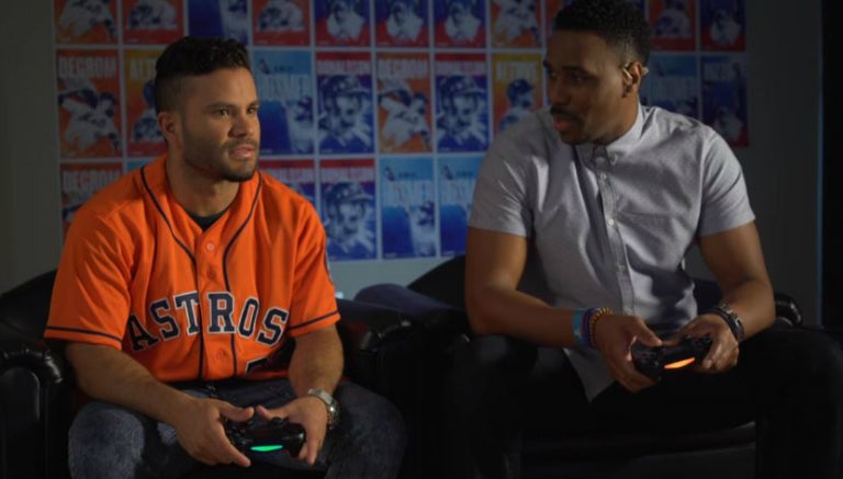 Altuve observa la pantalla mientras juega MLB The Show 16