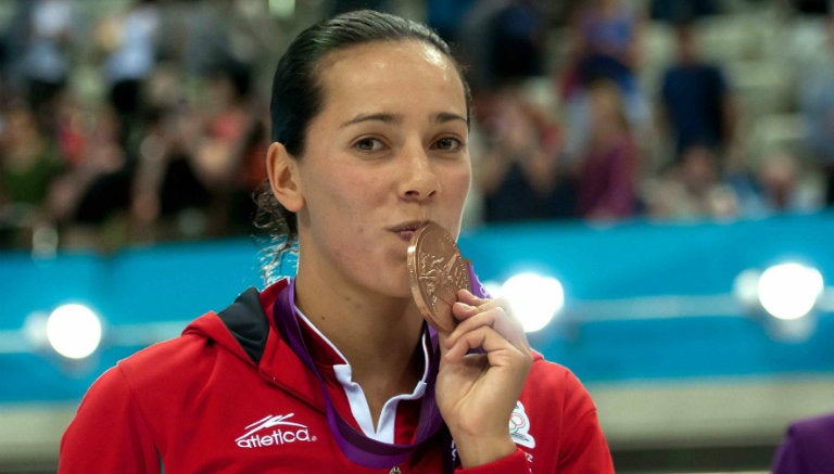 Laura Sánchez besa su medalla de Londres 2012