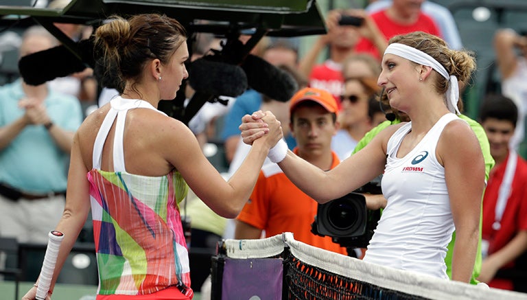 Simona Halep le da la mano a Bacsinszky tras su partido