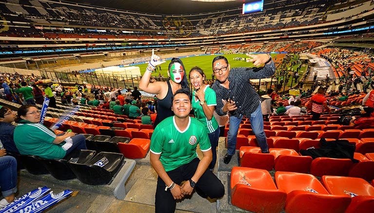 Afición de México previo al juego contra Canadá