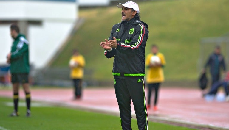 Potro Gutiérrez dando instrucciones en un duelo del Tri Sub 23