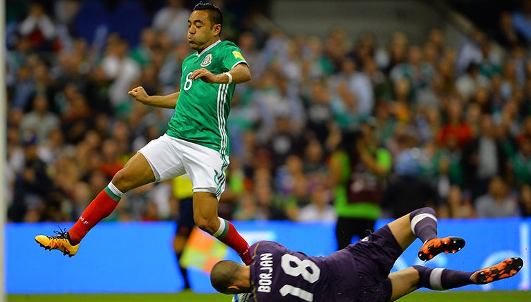 Marco Fabián en el partido contra Canadá 