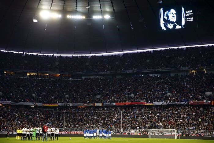 Allianz Arena guarda silencio por la muerte de Cruyff