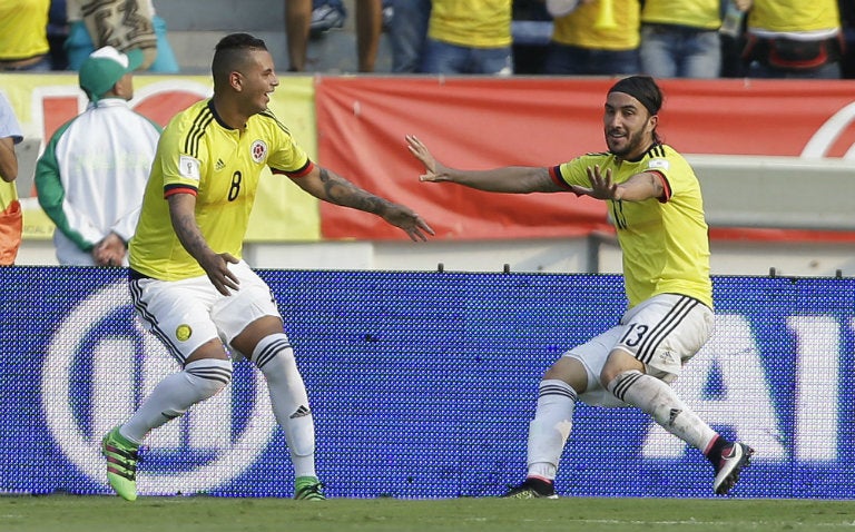 Edwin Cardona festeja con Pérez el segundo gol de Colombia