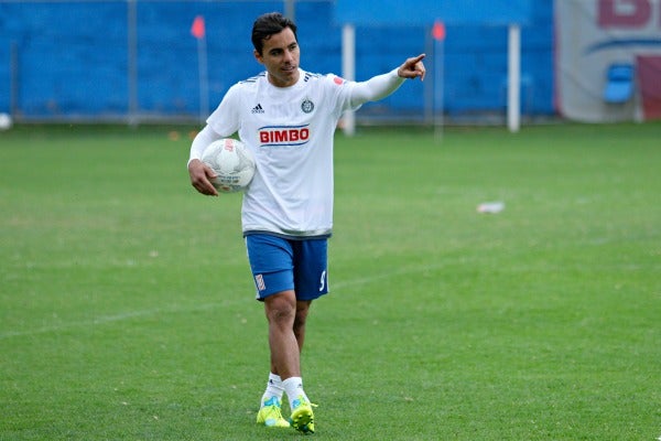 Omar Bravo en un entrenamento con el Rebaño