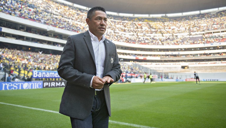 Ambriz se dirige a la banca de América en el Azteca