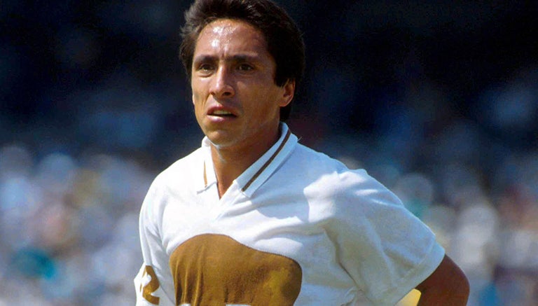 Manuel Negrete, durante un partido con Pumas