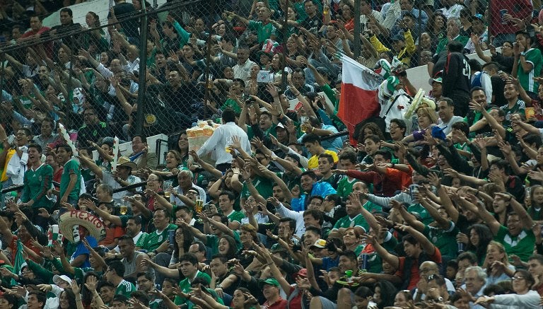 Aficionados mexicanos gritan 'pu..' en el Estadio Azteca