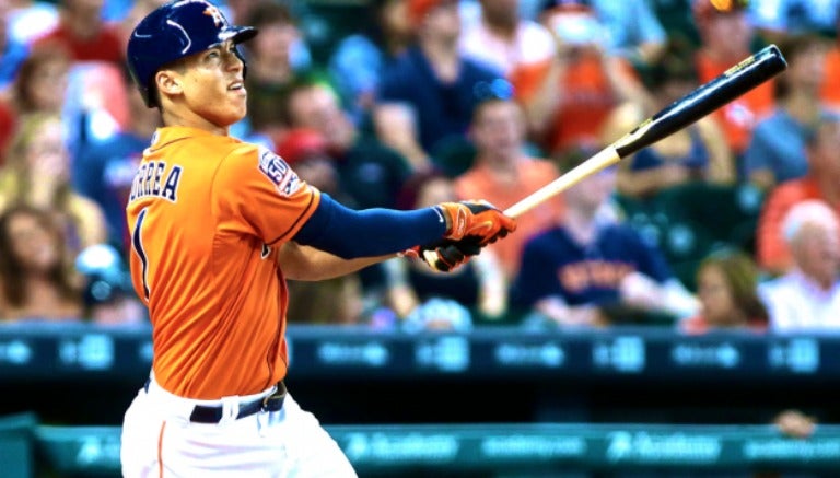 Correa conecta un batazo con los Astros