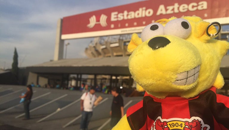 Brian The Lion, frente a una de las entradas al Azteca