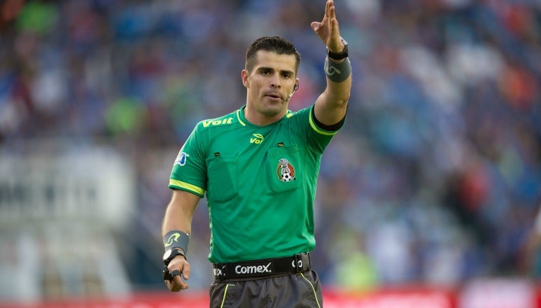 Fernando Hernández, silbando un juego de Liga MX