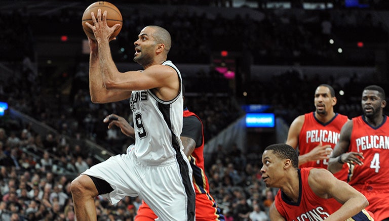 Tony Parker, de los Spurs, a punto de encestar contra los Pelicans