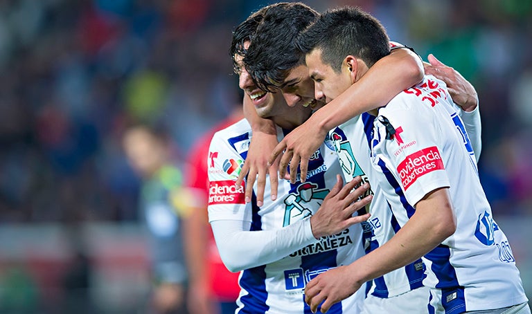 Pizarro, Gutiérrez y Lozano festejan gol de Pachuca