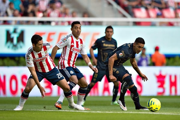 Sosa intenta controlar el balón en juego contra Chivas