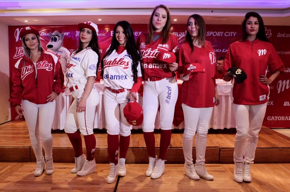 Edecanes modelan el uniforme de los Diablos