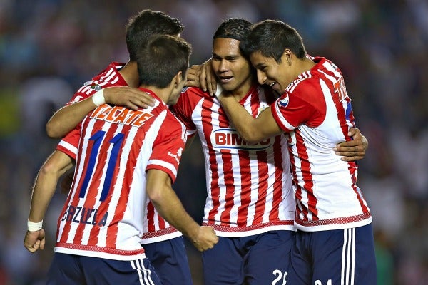 Jugadores de Chivas celebrando una anotación