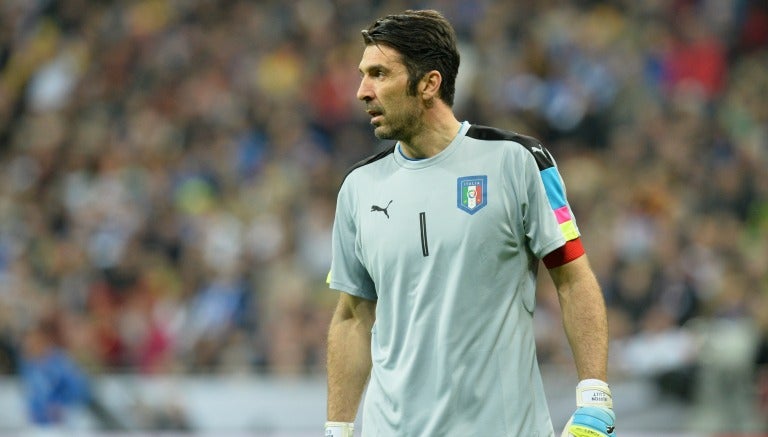 Gianluigi Buffon durante un juego con la Selección de Italia 