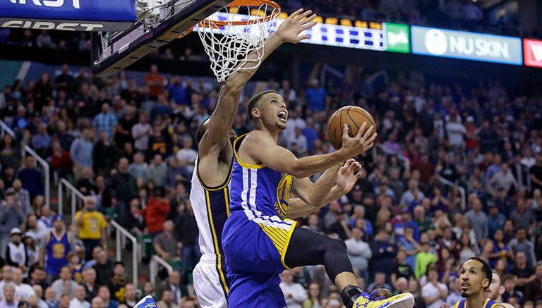 Curry supera la marca de Rudy Gobert en busca de encestar contra Utah