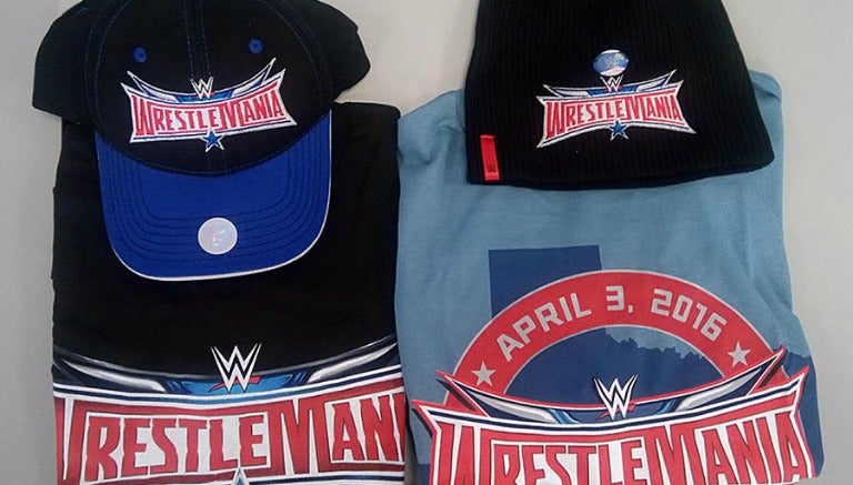 El kit contiene playeras y gorras de Wrestlemania