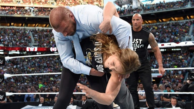 Momento en que Ronda Rousey derriba a Triple H