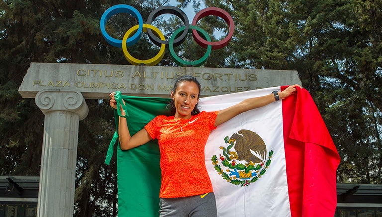 Brenda, posando con la bandera mexicana frente a los aros olímpicos