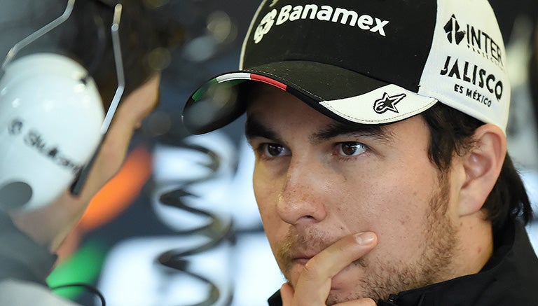 Checo, escuchando a su técnico durante el Gran Premio de Australia