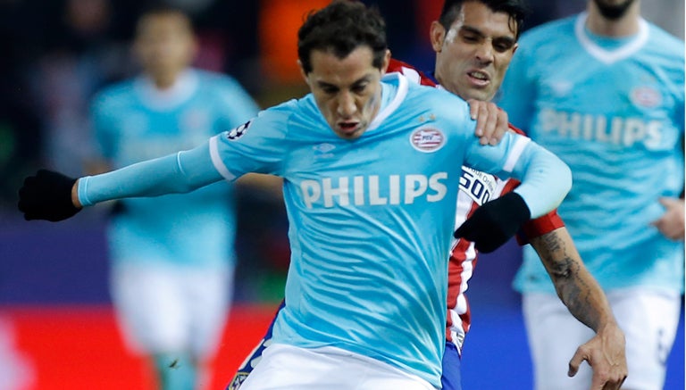 Guardado, durante el partido del PSV contra Atlético de Madrid