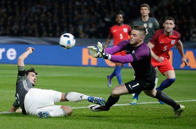 Jack Butland durante el juego Alemania vs Inglaterra