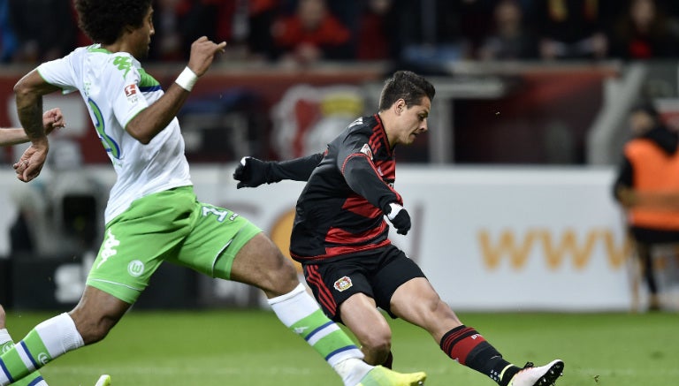 Chicharito remate frente a la marcación de Dante