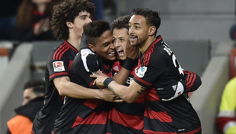 Javier Hernández es felicitado tras marcar con el Bayer