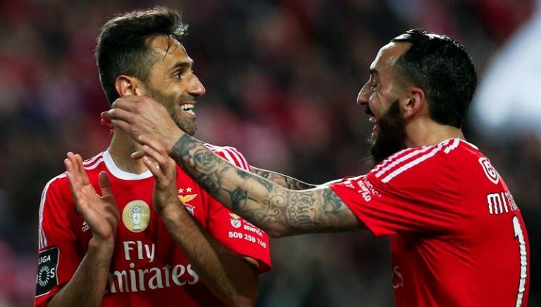 Kostas Mitroglou y Jonas festejan un gol