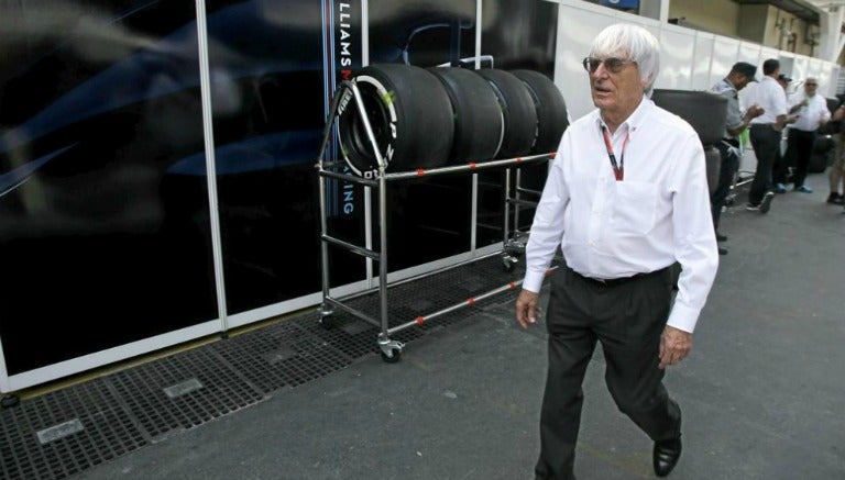 Ecclestone camina en los pits de un GP