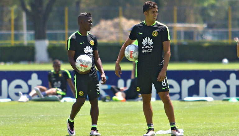 Darwin y Andrade durante práctica de América