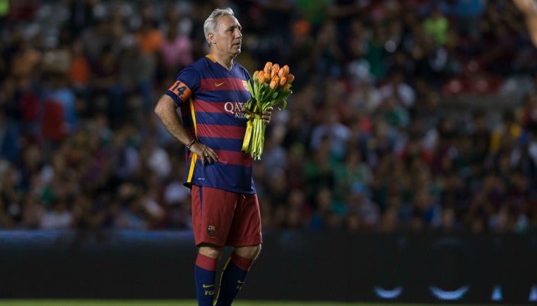 Hristo Stoichkov con un ramo de tulipanes