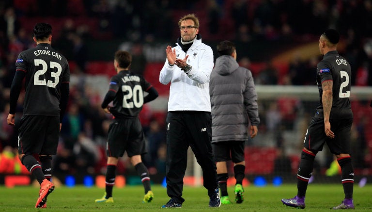 Klopp alienta a sus pupilos en la cancha